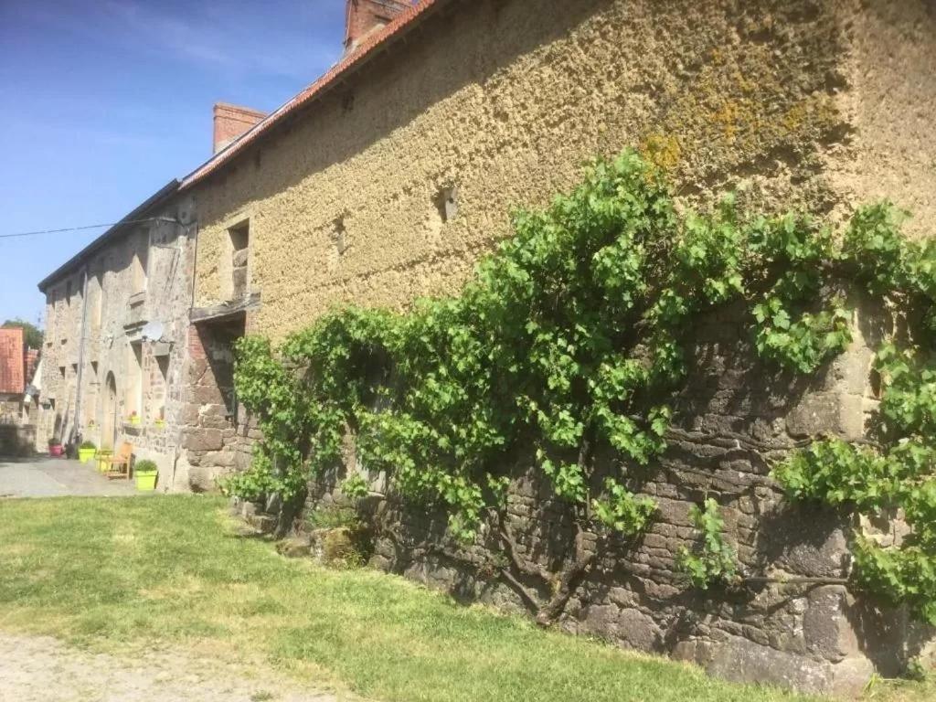 La Petellerie, maison de campagne avec piscine pour un séjour détente Moyon Extérieur photo