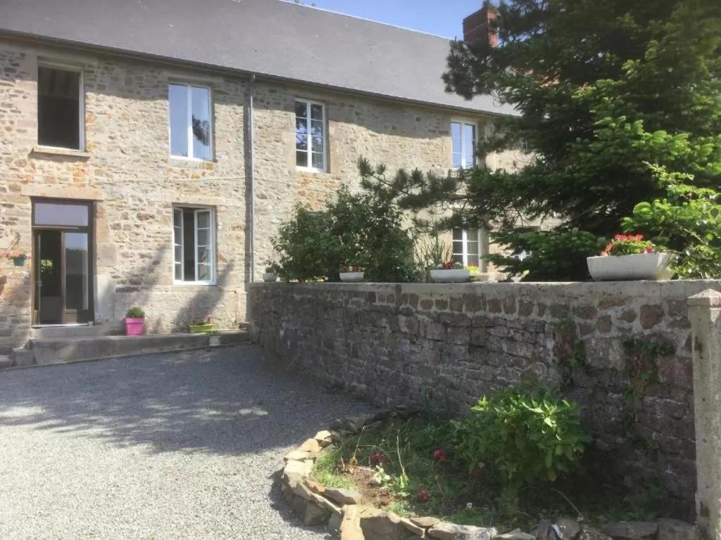 La Petellerie, maison de campagne avec piscine pour un séjour détente Moyon Extérieur photo
