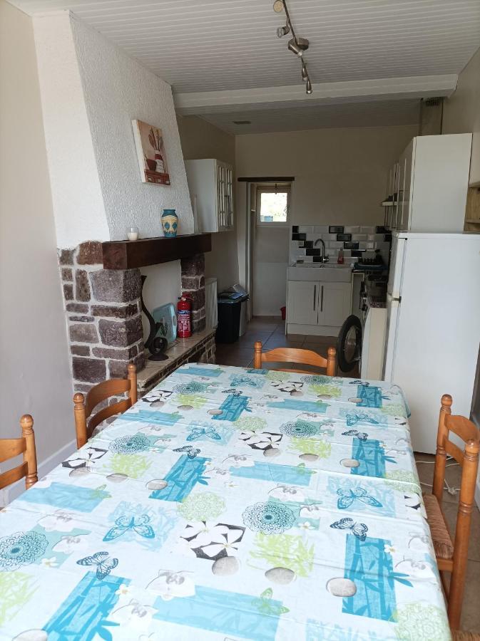 La Petellerie, maison de campagne avec piscine pour un séjour détente Moyon Extérieur photo