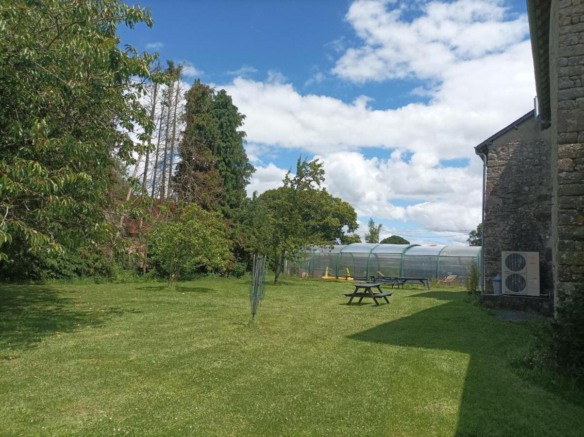 La Petellerie, maison de campagne avec piscine pour un séjour détente Moyon Extérieur photo