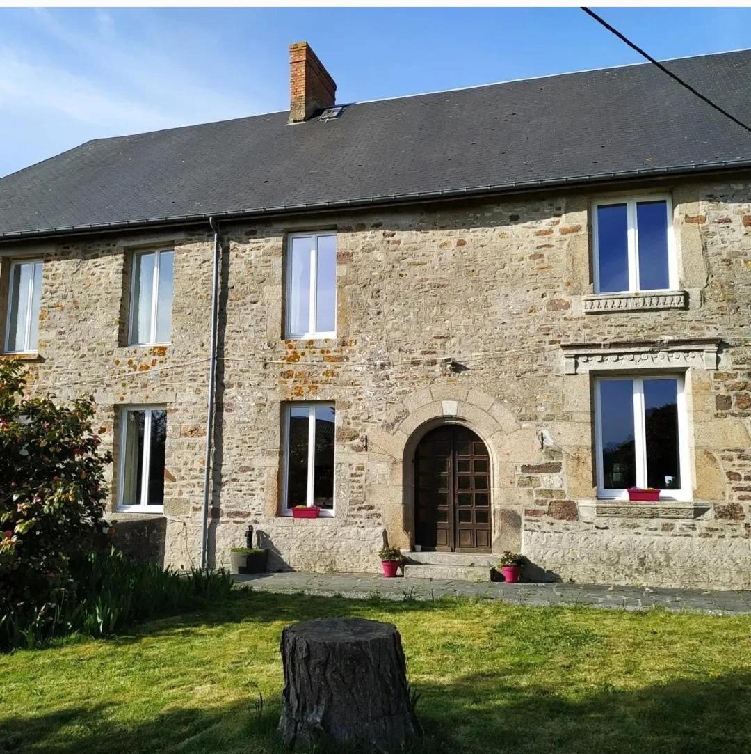 La Petellerie, maison de campagne avec piscine pour un séjour détente Moyon Extérieur photo